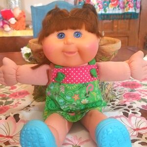 2011 cabbage patch kids girl...brown cornsilk hair blue eyes....